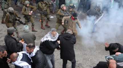  Israeli police stopping palestinians