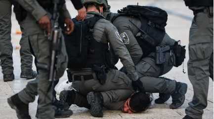  Israeli soldiers arrest palestian