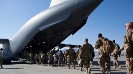 US soldiers boarding plane