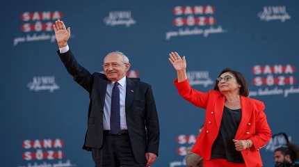 Kemal Kilicdaroglu, flanked by his wife Selvi Kilicdaroglu