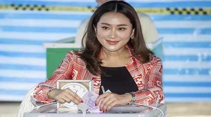 Paetongtarn Shinawatra casts her vote at a polling station in Bangkok