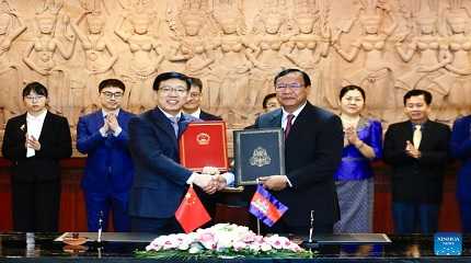 Wang Wentian shakes hands with Prak Sokhonn