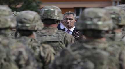 Jens Stoltenberg talks to US army soldiers