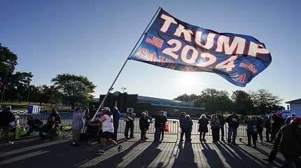 Donald Trump commit to caucus rally