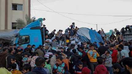 Palestinian people get drinking water