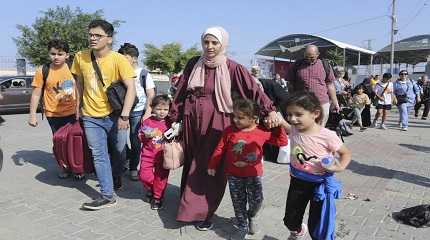 palestinians cross to Egyptian side border