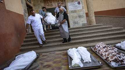 palestinians mourn their relatives