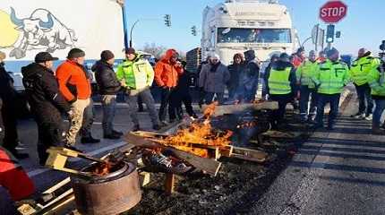 German farmers block access to highway A10