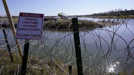 migrants cross the Rio Grande