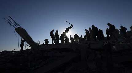 palestinians search for bodies,