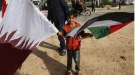  kid with Qatar n Palestine flag