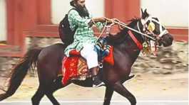  Maha man commutes to work on horse