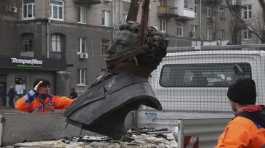 Municipal workers dismantle of  Alexander Pushkin