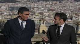 Emmanuel Macron talks with Pedro Sánchez