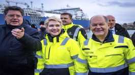 Olaf Scholz and Manuela Schwesig with Reinhard Meyer 